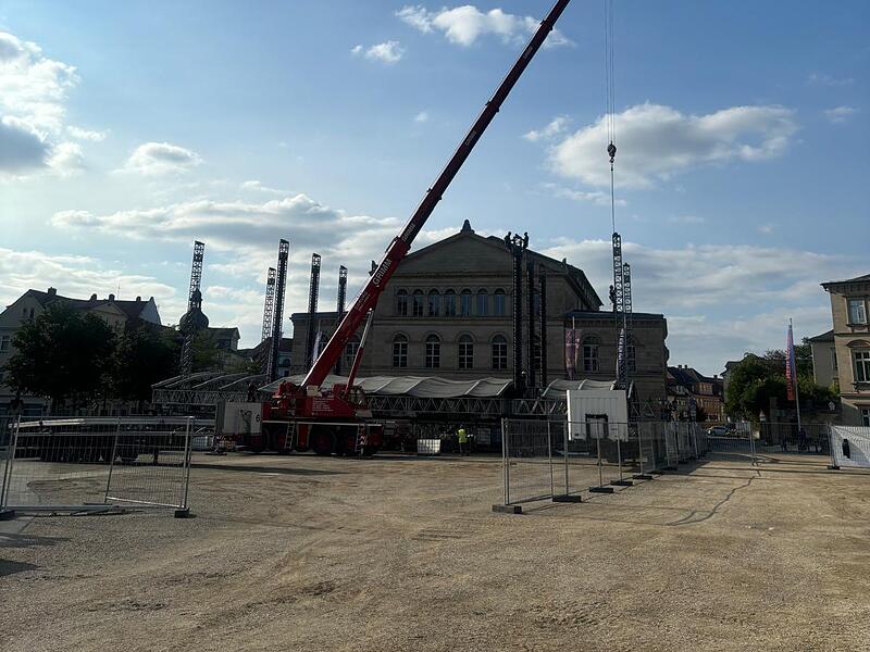 HUK-Coburg-Open-Air-Sommer 2024: Aufbau der B&uuml;hne auf dem Schlossplatz