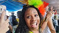 Stimmung in Recife: Nini Beyersdorf ist beim größten Straßenkarneval der Welt mit dabei.