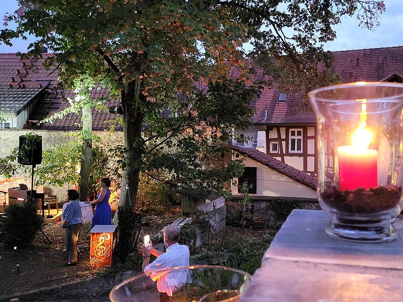 Viele Kerzen und eine ausgewogene Lichtinstallation von Harald Gogger sorgte für romantische Momente.