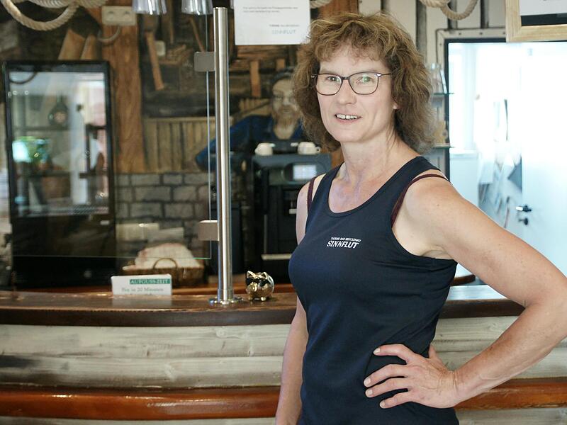 Sauna-Mitarbeiterin Christine Knüttel wird ihr berufliches Heil nach dem Ende der Sinnflut wohl in einem Skigebiet der Alpen suchen. Sauna-Mitarbeiterin Christine Knüttel wird ihr berufliches Heil nach dem Ende der Sinnflut wohl in einem Skigebiet der Alpen suchen.
