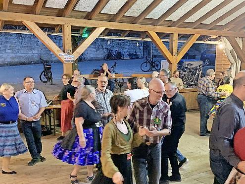 Die Squaredancer tanzen im herrlichen Ambiente des Forchheimer Kellerwaldes.