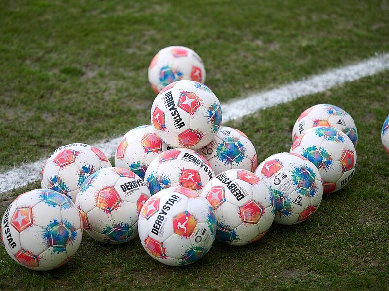 Sport und Weltpolitik waren  noch nie so eng miteinander verwoben wie jetzt. Allianzen wurden geschlossen. Manche vor aller Augen, manche im Verborgenen. Und der Sport? Bleibt Spielball der M&auml;chtigen.