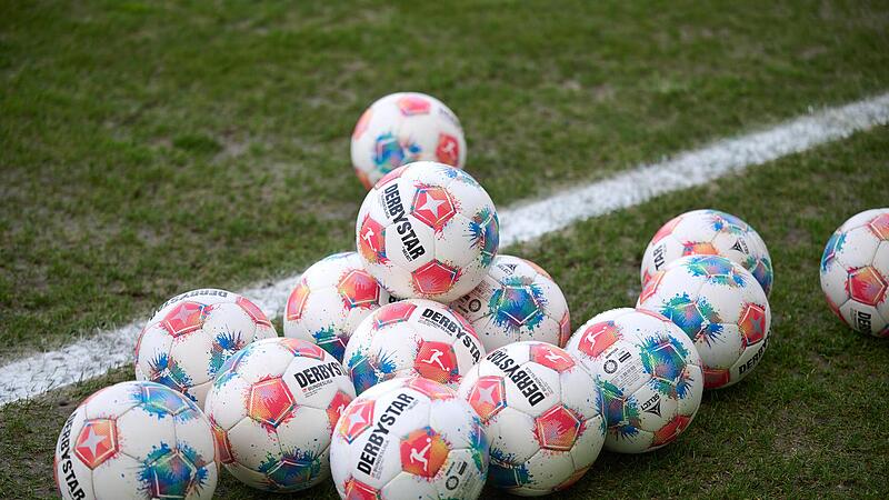 Sport und Weltpolitik waren noch nie so eng miteinander verwoben wie jetzt. Allianzen wurden geschlossen. Manche vor aller Augen, manche im Verborgenen. Und der Sport? Bleibt Spielball der Mächtigen. Sport und Weltpolitik waren noch nie so eng miteinander verwoben wie jetzt. Allianzen wurden geschlossen. Manche vor aller Augen, manche im Verborgenen. Und der Sport? Bleibt Spielball der Mächtigen.