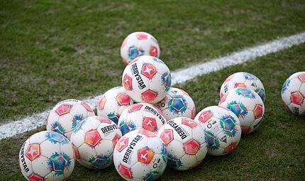 Sport und Weltpolitik waren  noch nie so eng miteinander verwoben wie jetzt. Allianzen wurden geschlossen. Manche vor aller Augen, manche im Verborgenen. Und der Sport? Bleibt Spielball der M&auml;chtigen.