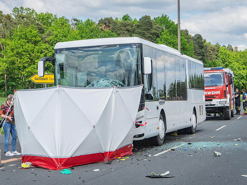 Am Freitagnachmittag ereignete sich bei Weisendorf (Lkrs. Erlangen-H&ouml;chstadt) ein schwerer Verkehrsunfall zwischen einem Motorrad und einem Omnibus. Der 21-j&auml;hrige Fahrer des Kraftrads erlag noch vor Ort seinen schweren Verletzungen.