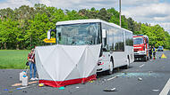 Am Freitagnachmittag ereignete sich bei Weisendorf (Lkrs. Erlangen-H&ouml;chstadt) ein schwerer Verkehrsunfall zwischen einem Motorrad und einem Omnibus. Der 21-j&auml;hrige Fahrer des Kraftrads erlag noch vor Ort seinen schweren Verletzungen.