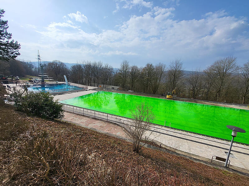Der Färbetest im Sportbecken Bad Kissingen dient dazu festzustellen, ob später das Chlor alle Bereiche Wasser desinfiziert.Das Terrassenschwimmbad in Bad Kissingen ist generalsaniert worden Der Färbetest im Sportbecken Bad Kissingen dient dazu festzustellen, ob später das Chlor alle Bereiche Wasser desinfiziert.