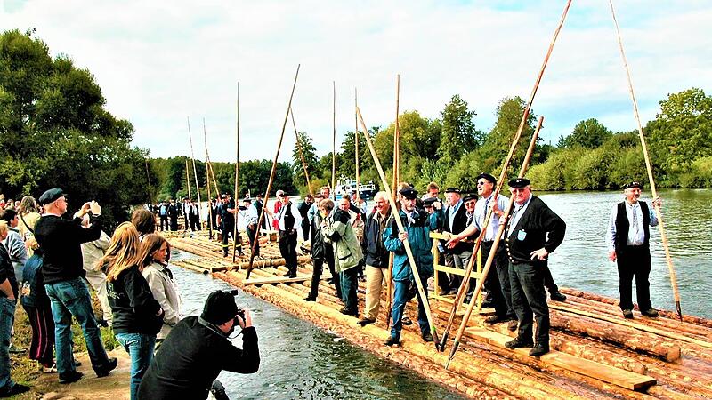 Die Attraktion zum &bdquo;Tag des offenen Denkmals&ldquo; im Jahr 2008 war die Flo&szlig;fahrt eines 70 Meter langen &bdquo;Hallstadter St&uuml;cks&ldquo; auf dem Main von Kemmern nach Bischberg durch die Frankenwaldfl&ouml;&szlig;er. Am Ziel wurden sie begeistert begr&uuml;&szlig;t.