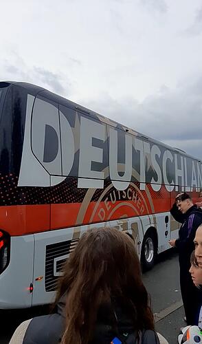 Der ist in DFB in Herzogenaurach. Der Bus ist weiter gefahren. Spieler und Stab beziehen jetzt den Home Ground.