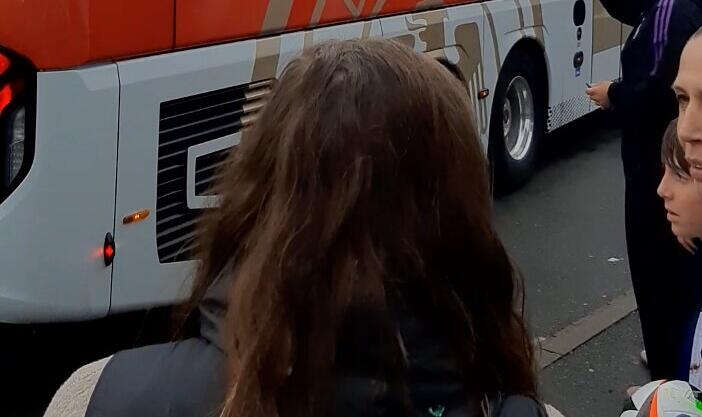 Der ist in DFB in Herzogenaurach. Der Bus ist weiter gefahren. Spieler und Stab beziehen jetzt den Home Ground.