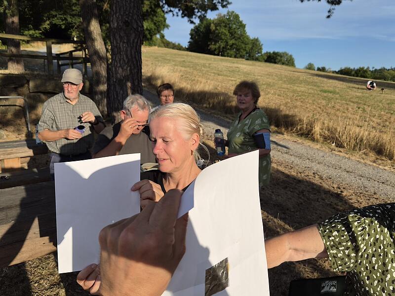 An der Grillh&uuml;tte Edelruh in Bad Br&uuml;ckenau haben am 12. August 2026 Interessierte die Sonnenfinsternis beobachtet.