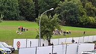 Auf dem feld hinter dem Turniergeb&auml;ude sitzen Menschen, die das Konzert von Wincent Weiss von drau&szlig;en verfolgen. Das sorgte bei dem Landwirt f&uuml;r einen Ausraster.