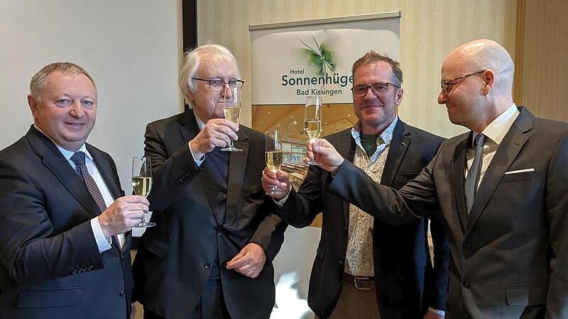 Auf konstruktive Zusammenarbeit in der Zukunft trinken (von links) Landrat Thomas Bold (CSU), BHG-Kreisvorsitzender Heinz Stempfle, der Kreisobmann des Bauernverbands Edgar Thomas und Oberbürgermeister Dirk Vogel (SPD). Auf konstruktive Zusammenarbeit in der Zukunft trinken (von links) Landrat Thomas Bold (CSU), BHG-Kreisvorsitzender Heinz Stempfle, der Kreisobmann des Bauernverbands Edgar Thomas und Oberbürgermeister Dirk Vogel (SPD).