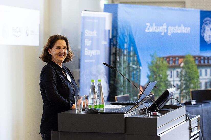 Die Professorin Ute Schmid steht dem „Bamberger Center for Artificial Intelligence“ („BaCAI“) als geschäftsführende Direktorin vor und ist Direktorin am Bayerischen Forschungsinstitut für Digitale Transformation (bidt) sowie Mitglied im Bayerischen KI-Rat.