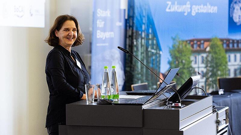 Die Professorin Ute Schmid steht dem „Bamberger Center for Artificial Intelligence“ („BaCAI“) als geschäftsführende Direktorin vor und ist Direktorin am Bayerischen Forschungsinstitut für Digitale Transformation (bidt) sowie Mitglied im Bayerischen KI-Rat.