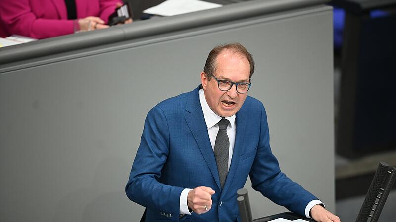 CSU-Landesgruppenchef Dobrindt ist sauer, dass zwei Jahre nach Kriegsbeginn viele nach Deutschland gefl&uuml;chtete Ukrainer  keine Arbeit aufgenommen haben und von Sozialleistungen leben.