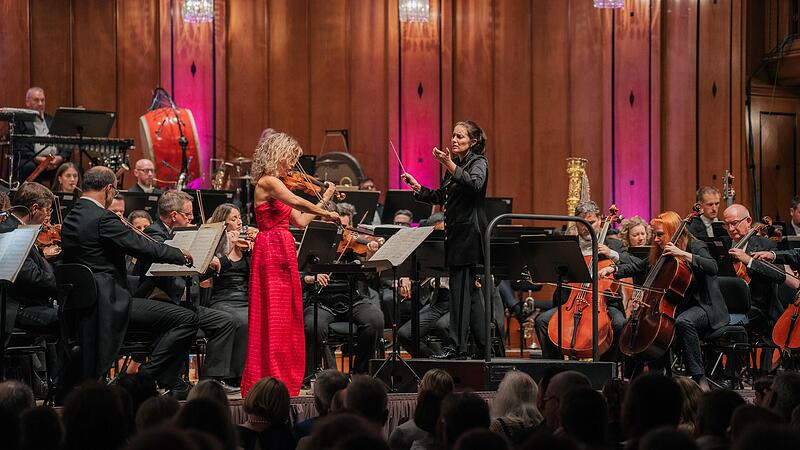 Anne-Sophie Mutter gemeinsam mit dem Royal Philharmonic Orchestra unter der Leitung von Dirigentin Linda Gonz&aacute;lez-Granados auf der B&uuml;hne des Max-Littmann-Saals beim Kissinger Sommer.