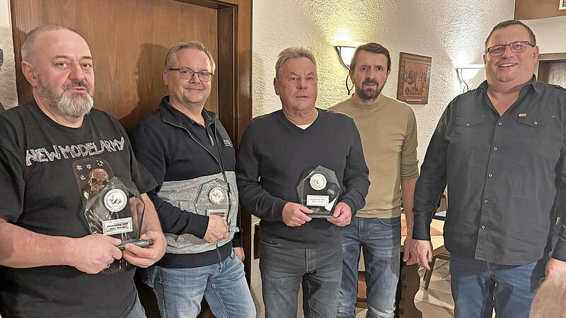 Vereinsmeister Kaninchen Ralf Haase, Vereinsmeister Zwerghühner Ralf Münch, Vereinsmeister Tauben Harald Ulbrich, 2. Vorsitzender Werner Rüger, 1. Vorsitzender Helmut Ulbrich.
