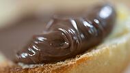Nuss-Nougat-Creme auf einem Br&ouml;tchen