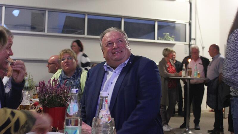 Walter Nussel zum Zeitpunkt der ersten Hochrechnung. Walter Nussel zum Zeitpunkt der ersten Hochrechnung.