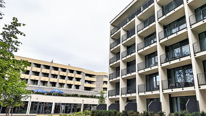 Gartenansicht des Parkhotels Cup Vitalis mit Stammhaus (links) und Neubau Gartenansicht des Parkhotels Cup Vitalis mit Stammhaus (links) und Neubau
