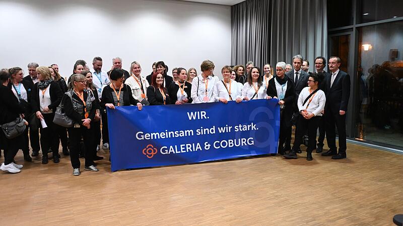 Die Kaufhofbelegschaft mit Unternehmern und Politikern.
