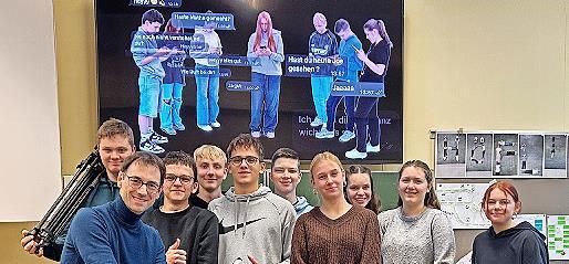 Das Team „Minzfilm“ (von links): Tizian Beck, Filmlehrer Heiko Berner, Elias Weber, Johannes Markart, Valentin Hohmann, Ferdinand Diegelmann, Pauline Slowik, Charlotte Reith, Rafaela Rajic und Ida Queck. Das Team „Minzfilm“ (von links): Tizian Beck, Filmlehrer Heiko Berner, Elias Weber, Johannes Markart, Valentin Hohmann, Ferdinand Diegelmann, Pauline Slowik, Charlotte Reith, Rafaela Rajic und Ida Queck.