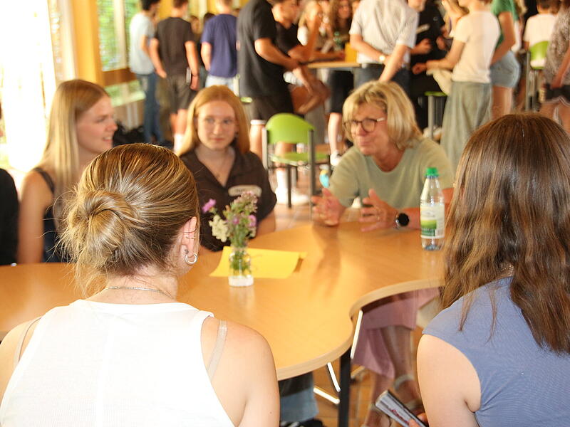 Interessiert lauschen die Schülerinnen den Ausführungen von Stadträtin Rita Schaupp (SPD). Interessiert lauschen die Schülerinnen den Ausführungen von Stadträtin Rita Schaupp (SPD).