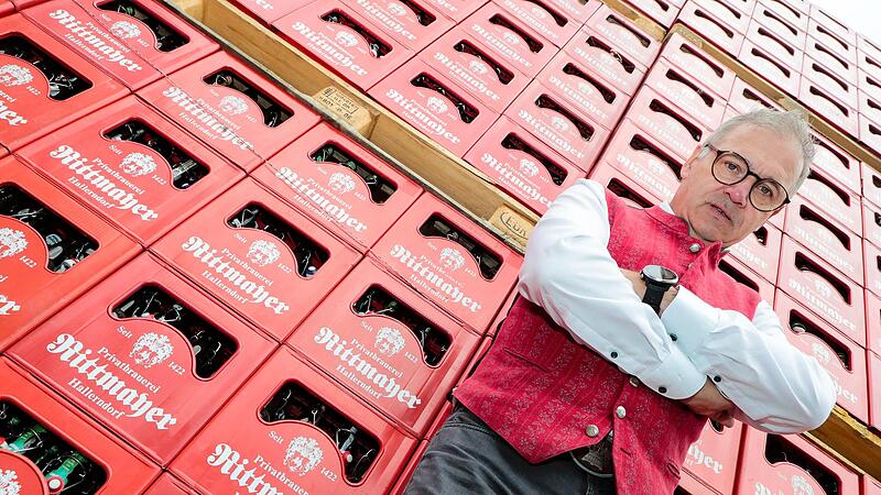 Der Hallerndorfer Brauereiinhaber und Pr&auml;sident des Verbandes Private Brauereien Bayern Georg Rittmayer steht vor K&auml;sten mit seinem Bier. Schon allein infolge gestiegener Energiekosten ist die Herstellung teurer geworden.Forchheim & Fr&auml;nkische Schweiz