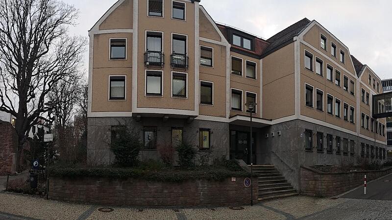 Gute 40 Jahre ist der erste Anbau des Landratsamtes am Eisenstäddter Platz erst alt. Ab dem kommenden Jahr soll er saniert werden. Gute 40 Jahre ist der erste Anbau des Landratsamtes am Eisenstäddter Platz erst alt. Ab dem kommenden Jahr soll er saniert werden.