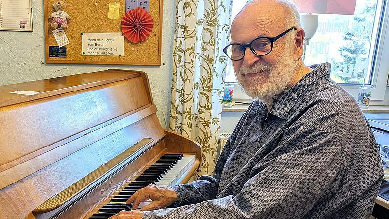 Die Geschichte der „Kissinger Musikwerkstatt“ Werkstattleiter Werner Rieck (80) an seinem Schimmel-Klavier