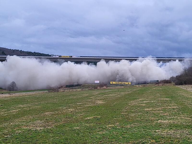 Die Sprengung der Thalaubachtalbr&uuml;cke bei Eichenzell