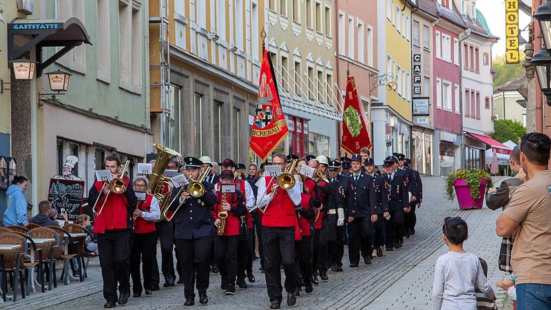 Bei sehr gutem Wetter marschierten die Feuerwehrleute der drei Freiwilligen Feuerwehren Bad Brückenau, Römershag und Volkers nach dem Gottesdienst in der Stadtpfarrkirche mit musikalischer Begleitung durch die Georgi-Bläser ins Feuerwehrhaus. Bei sehr gutem Wetter marschierten die Feuerwehrleute der drei Freiwilligen Feuerwehren Bad Brückenau, Römershag und Volkers nach dem Gottesdienst in der Stadtpfarrkirche mit musikalischer Begleitung durch die Georgi-Bläser ins Feuerwehrhaus.