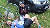 Eine &uuml;bliche Szene nach Zieleinlauf: Ein L&auml;ufer - hier der F&uuml;nftplatzierte Johannes Haueis - legt sich ab und genie&szlig;t das Umsorgtwerden.