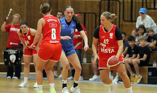 Linda Rosiwal (mit Ball) gehört zu den größten Talenten im Bamberger Basketball.