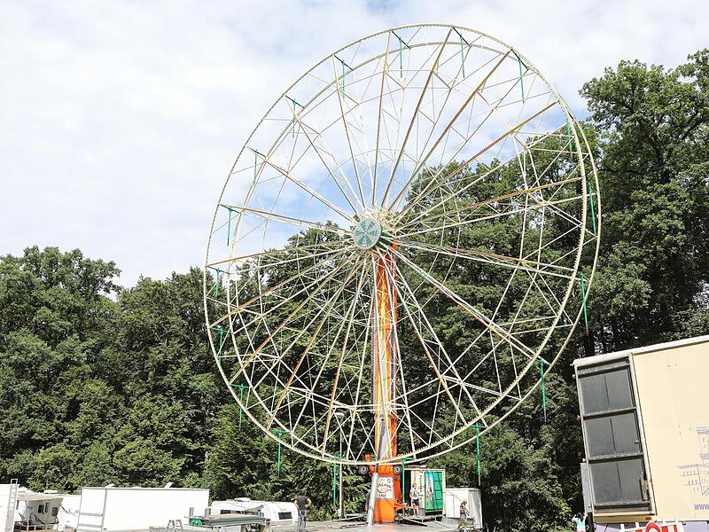 Geschafft! Das Riesenrad steht nun in der Vertikalen und wartet auf seine Gondeln.Forchheim & Fr&auml;nkische Schweiz