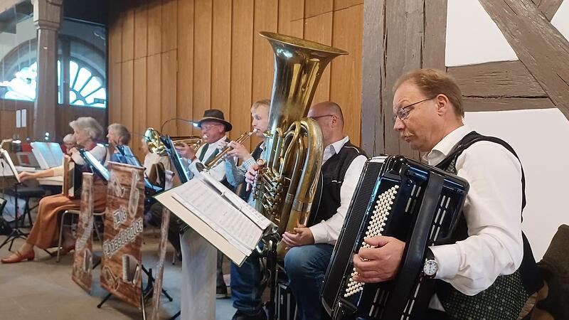 Jüngstes Beispiel für das kulturelle Engagement in der Stadt, das immer wieder auch soziale Ziele verfolgt: Zu einem Benefizkonzert für die Ukraine taten sich am 24. April die „Hassbergler“ und die „Crazy Ladies“ zusammen. Jüngstes Beispiel für das kulturelle Engagement in der Stadt, das immer wieder auch soziale Ziele verfolgt: Zu einem Benefizkonzert für die Ukraine taten sich am 24. April die „Hassbergler“ und die „Crazy Ladies“ zusammen.