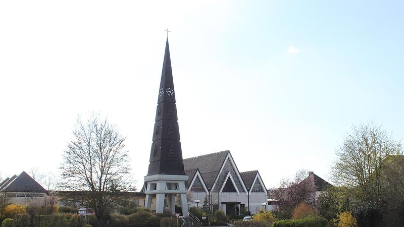 Die Kirche &bdquo;Heilige Familie&ldquo; in Lichtenfels. Dort wird  k&uuml;nftig der Verwaltungssitz des Seelsorgebereichs Lichtenfels-Obermain sein. Einen eigenen Pfarrer wird die seit 1996 eigenst&auml;ndige Pfarrei aber nicht mehr haben.