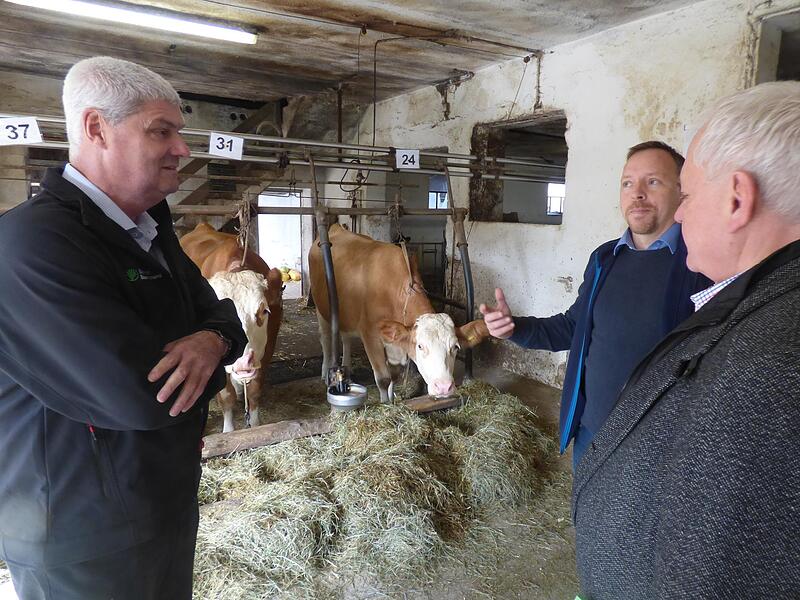 Martin Wieseckel (Mitte) und Bauernverbandspr&auml;sident Hermann Greif (l.) erz&auml;hlten dem FDP-Bundestagsabgeordneten Thomas Hacker bereits im Herbst ihre Sorgen.Forchheim & Fr&auml;nkische Schweiz