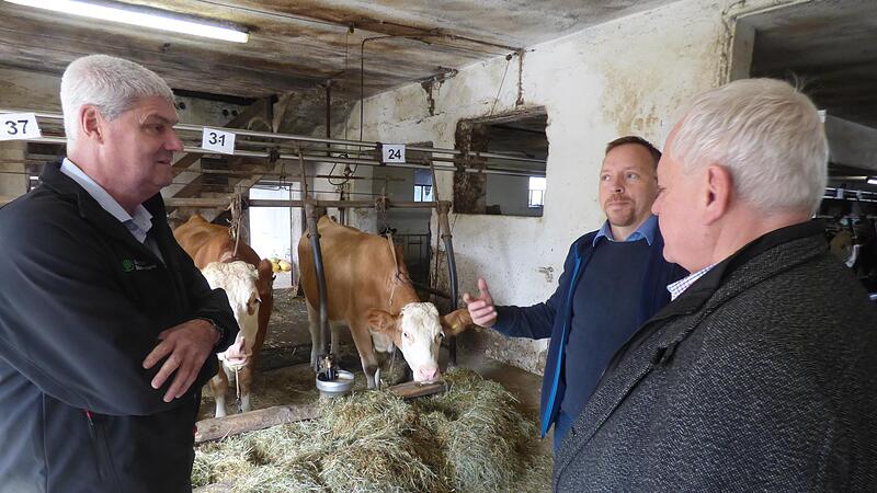 Martin Wieseckel (Mitte) und Bauernverbandspr&auml;sident Hermann Greif (l.) erz&auml;hlten dem FDP-Bundestagsabgeordneten Thomas Hacker bereits im Herbst ihre Sorgen.Forchheim & Fr&auml;nkische Schweiz