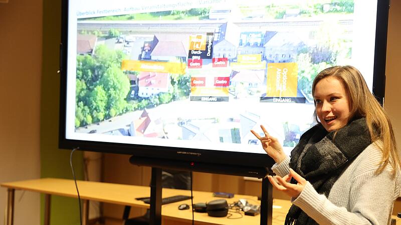 Jana Itzban von CIMA stellt das Areal rund um den Bahnhof vor, auf dem das gro&szlig;e Mitmachfest stattfinden k&ouml;nnte: Auch eine lange Tafel ist geplant.