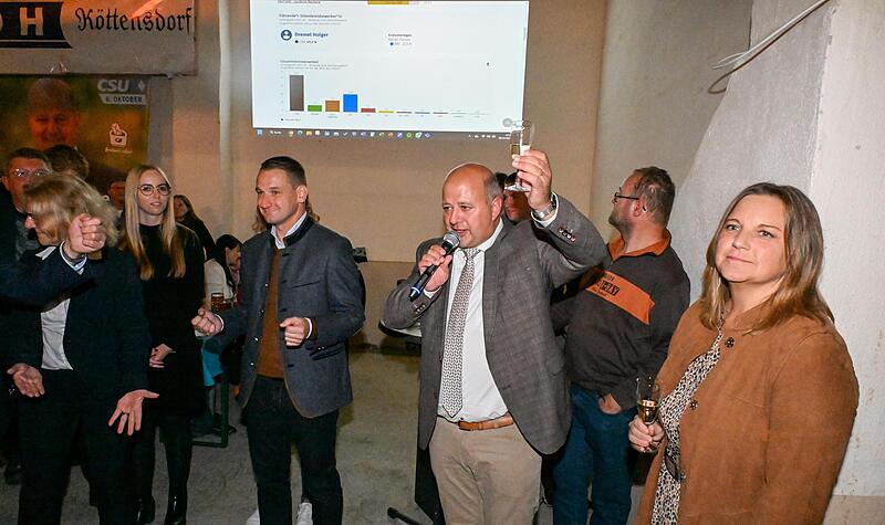 Holger Dremel erhebt das Glas auf weitere f&uuml;nf Jahre im bayerischen Landtag. Mit ihm feiern unter anderem seine Frau Monika (rechts), Listenkandidatin Clarissa Schmitt und CSU-Kreisvorsitzender Johannes Maciejonczyk.