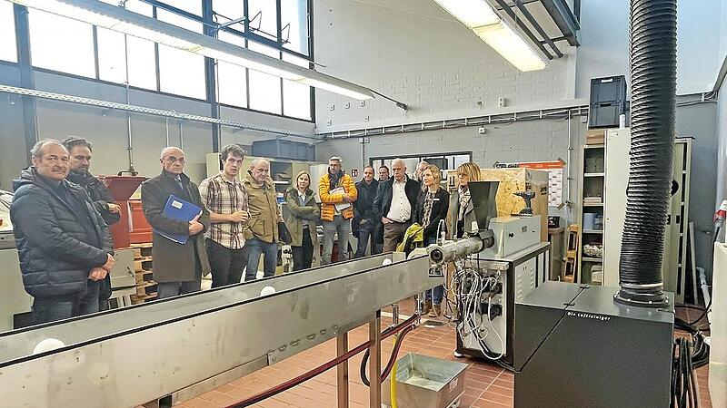 Die Mitglieder des Zweckverbands mit Landrat Wilhelm Schneider und Tim Sch&uuml;lein (Dritter und Vierter von links) vor dem Laborextruder.