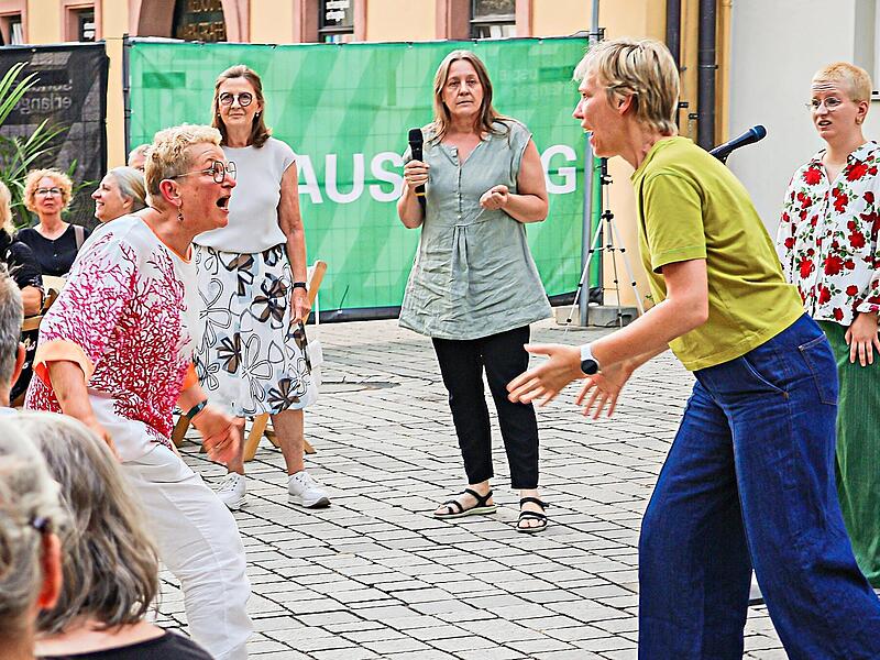 Die Produktionen der B&uuml;rgerb&uuml;hne fanden bisher an ganz unterschiedlichen Orten Erlangens statt &ndash; das St&uuml;ck &bdquo;Im Zweifel f&uuml;r den Zweifel&ldquo; versammelt die Besucher auf dem Platz vor dem Theater Erlangen. Henrik Stelter