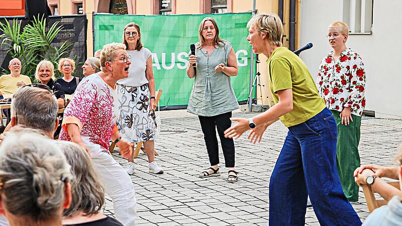 Die Produktionen der B&uuml;rgerb&uuml;hne fanden bisher an ganz unterschiedlichen Orten Erlangens statt &ndash; das St&uuml;ck &bdquo;Im Zweifel f&uuml;r den Zweifel&ldquo; versammelt die Besucher auf dem Platz vor dem Theater Erlangen. Henrik Stelter
