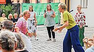 Die Produktionen der Bürgerbühne fanden bisher an ganz unterschiedlichen Orten Erlangens statt – das Stück „Im Zweifel für den Zweifel“ versammelt die Besucher auf dem Platz vor dem Theater Erlangen. Henrik Stelter Die Produktionen der Bürgerbühne fanden bisher an ganz unterschiedlichen Orten Erlangens statt – das Stück „Im Zweifel für den Zweifel“ versammelt die Besucher auf dem Platz vor dem Theater Erlangen. Henrik Stelter