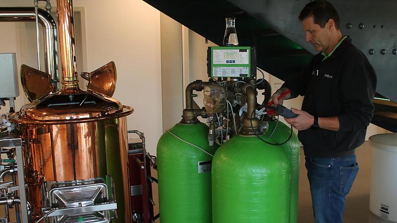 Kundendienstleiter Rainer Quinger demonstriert das Anschließen einer Wasseraufbereitungsanlage für Brauereien. Das Funktionieren der Enthärtungsanlage kann im „kleinen Sudhaus“ ausprobiert werden. Die Wasserqualität wird im firmeneigenen Labor vor...