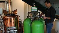 Kundendienstleiter Rainer Quinger demonstriert das Anschließen einer Wasseraufbereitungsanlage für Brauereien. Das Funktionieren der Enthärtungsanlage kann im „kleinen Sudhaus“ ausprobiert werden. Die Wasserqualität wird im firmeneigenen Labor vor...