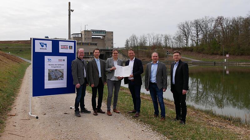 Von links: Paul-Marcus Schäfer, Generaldirektion Wasserstraßen und Schifffahrt, Andreas Beier und Mareike Bodsch, beide Wasserstraßen-Neubauamt Aschaffenburg; Jens Reh, Ed. Züblin AG, Hans-Jörg Krauter, Züblin Spezialtiefbau und Sebastian Ostermaier, Bauer Spezialtiefbau GmbH.