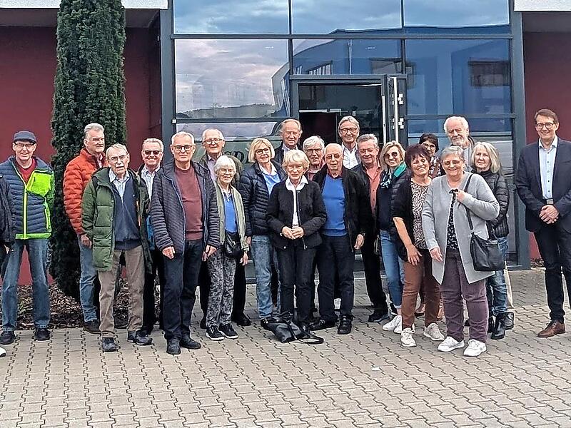 Eine Gruppe der Senioren-Union Forchheim machte eine Werksbesichtigung bei der Firma Assdev.